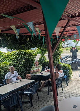 Gemütlicher Biergarten im Grünen
